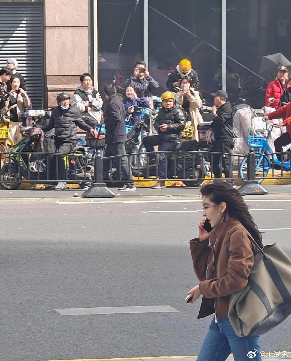 偶遇章若楠，果然明星里的淡颜在现实里还是挺有冲击力的