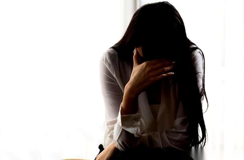 我跟你说，今天看到个事儿，真是绝了。一个女的，嫌约她出来的大哥长得太丑，当场就