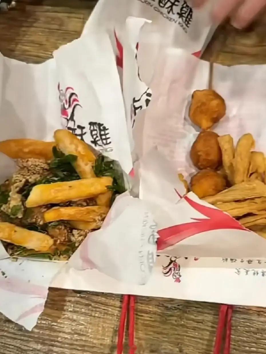 汪小菲晒照，他和马筱梅，出门买了各种小吃！咸酥鸡、麻辣鸭血煲等等，一家人围坐在一