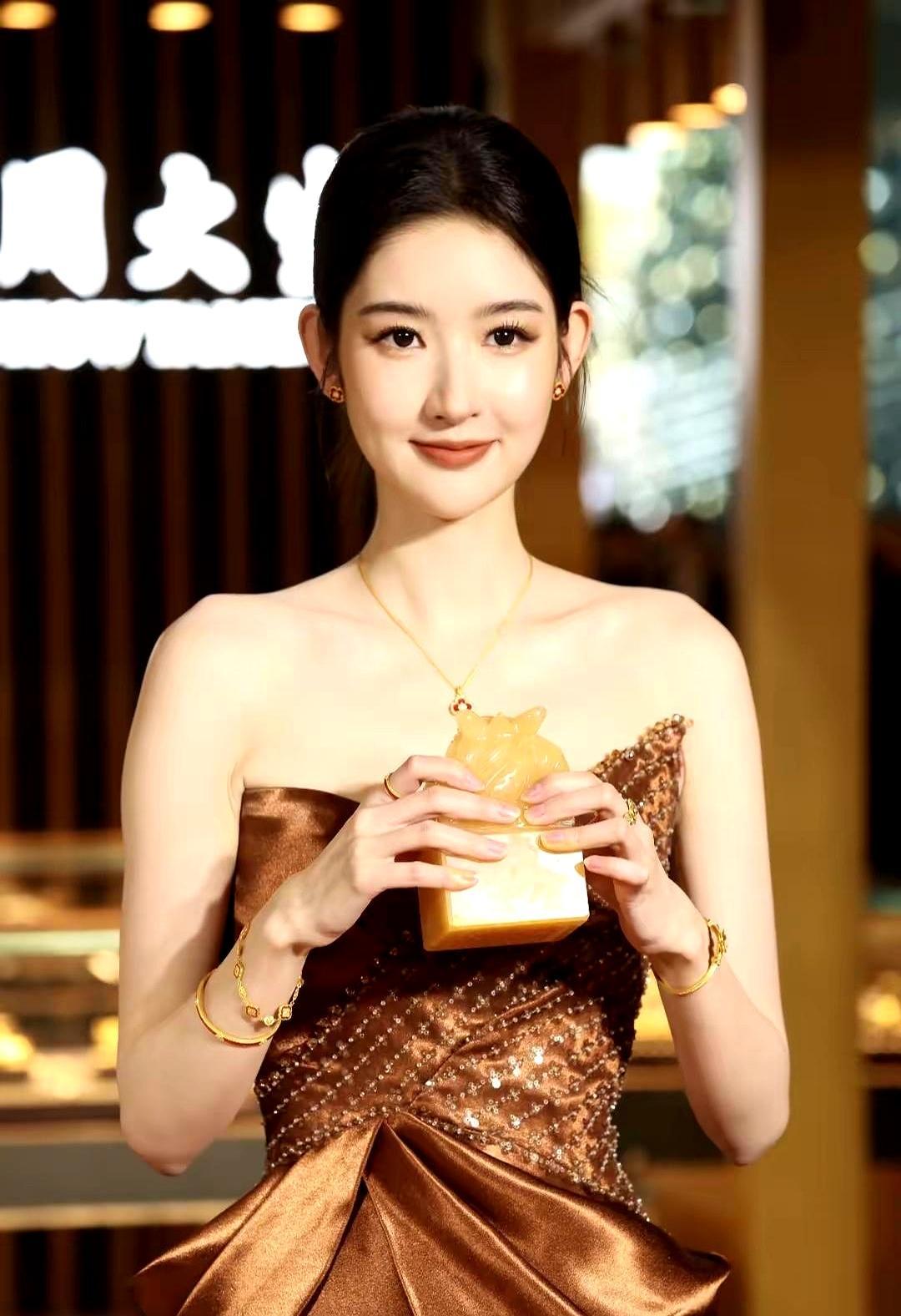 凌晨两点，王玉雯把剧方撕上热搜她直接停掉新剧全部宣传。理由：外包宣发