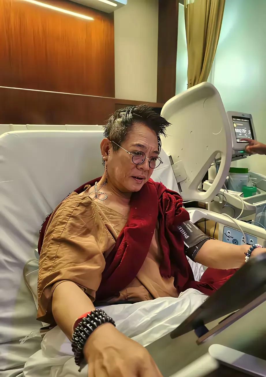 李连杰，一个虔诚的藏教门徒！现在的李连杰完全是一个虔诚的藏教门徒，刚做完手术，