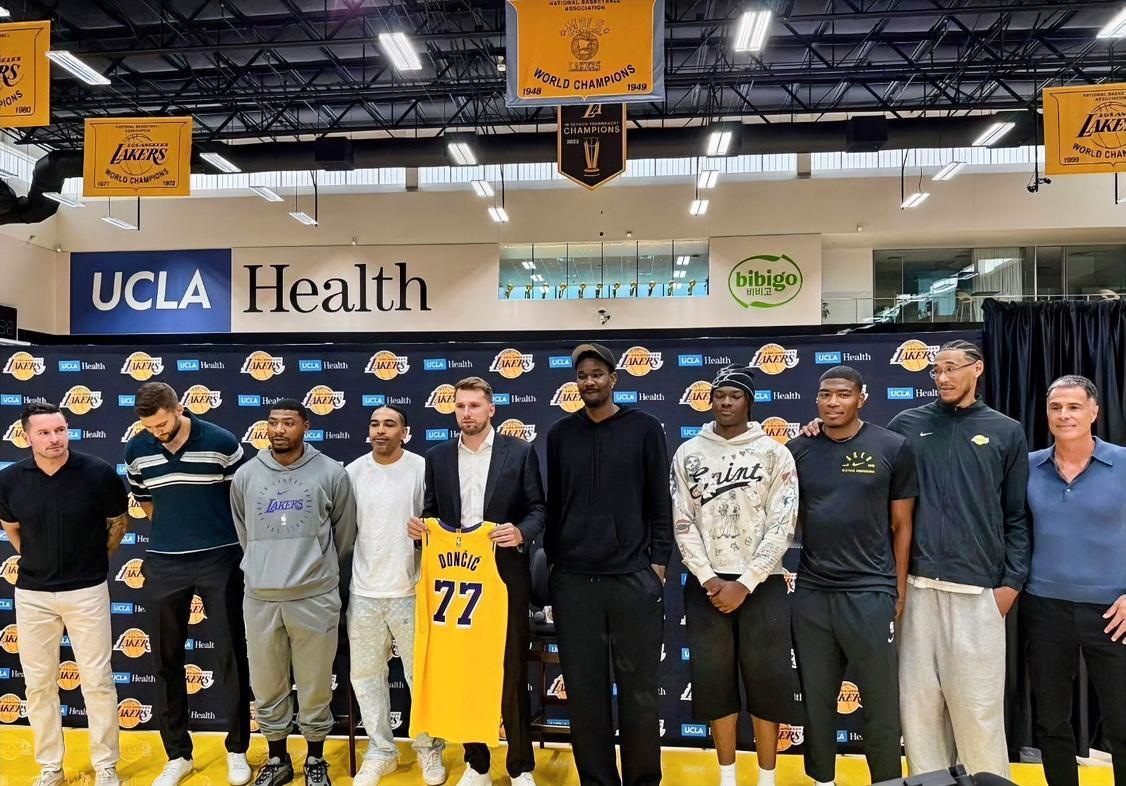 如果湖人上赛季送走拉塞尔后没有进行任何交易，球队目前的局面是、老詹、浓眉、芬尼史