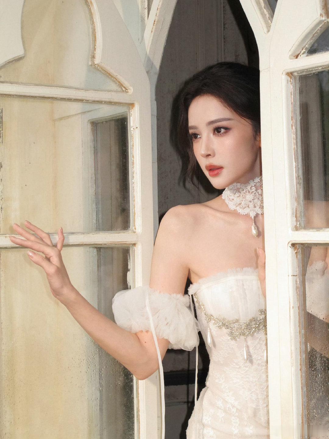 #娜扎白纱圣洁感#白纱衬得气质干净又高级，仿佛从画里走出来一般，美得让人挪不开眼#我真的太吃娜扎这套