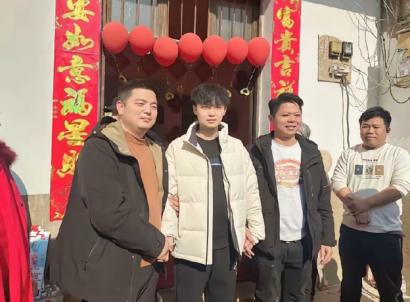 找到亲生父母后，他毅然辞掉工作，退还养父母购置的车房，办理户口迁移，彻底回归原生