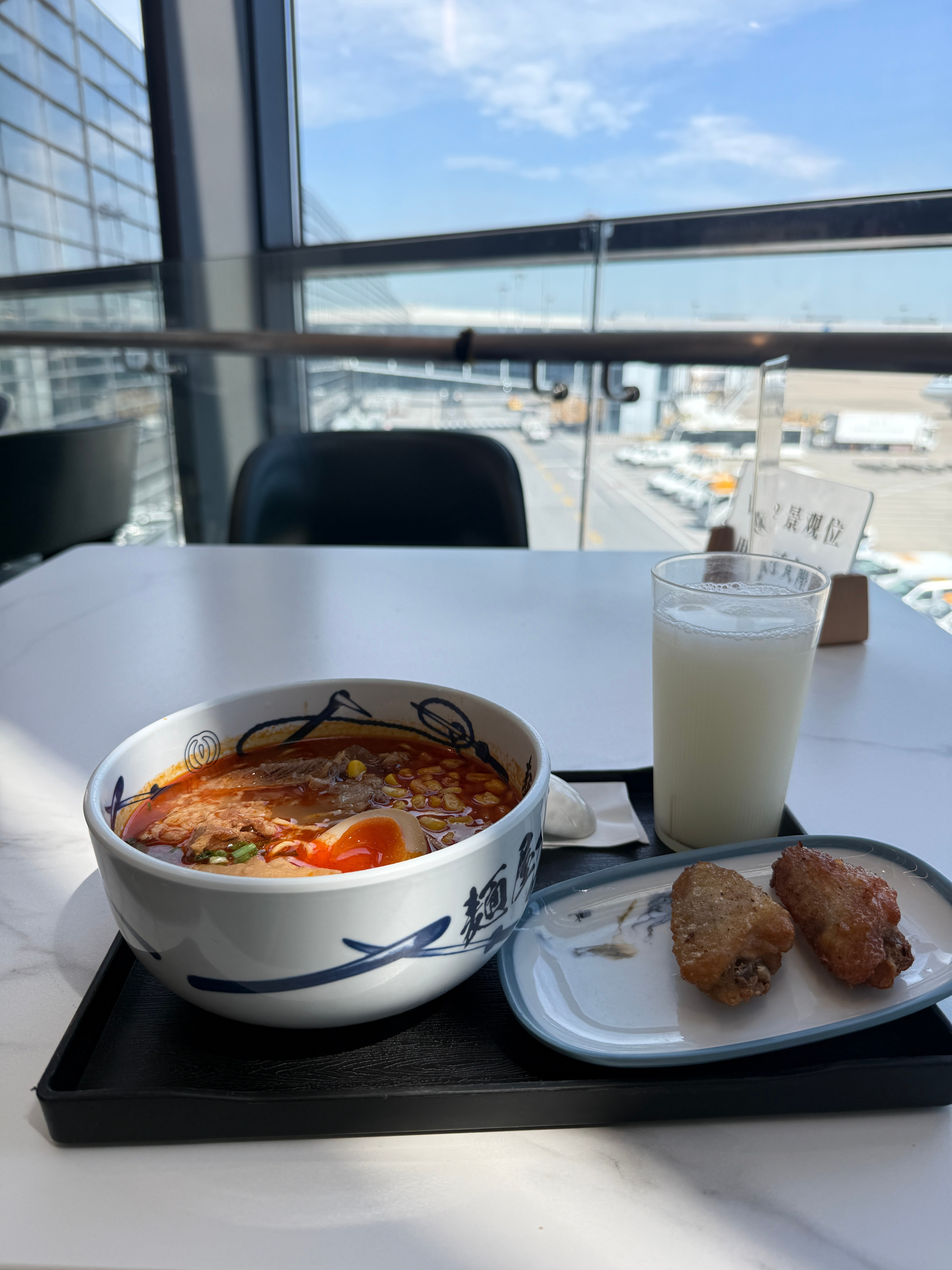 机场景观位[doge]感觉上海机场内的餐饮店基本没有低于88的套餐好像也没咋看到