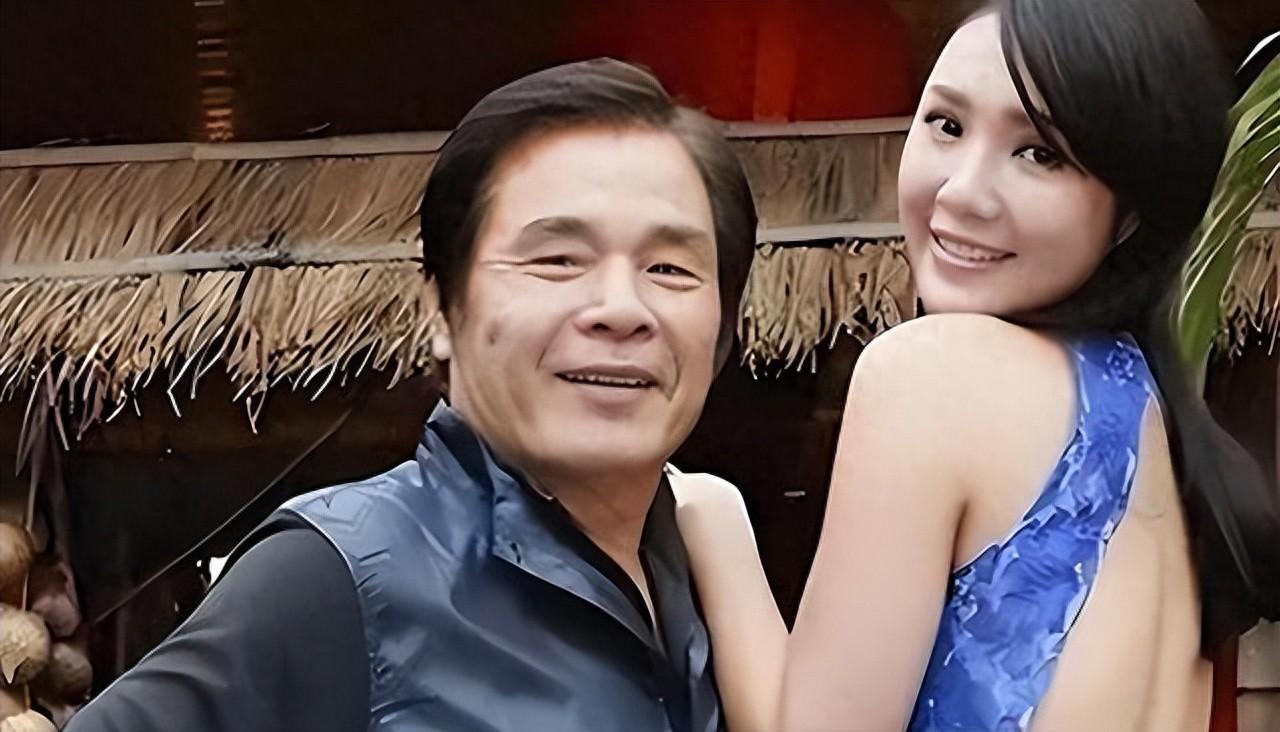 他养6个老婆月花42万，71岁破产后又娶小20岁娇妻。他在7层大别墅里同时住