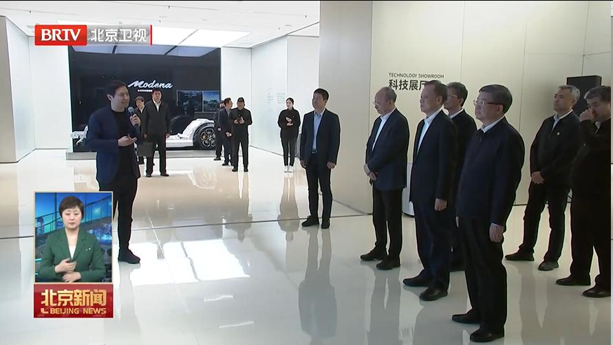 4月24日，参观小米汽车超级工厂，雷军作讲解。