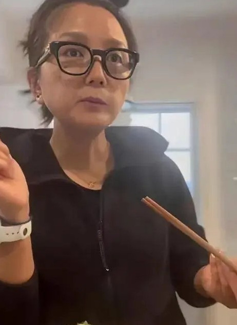 39岁何洁瘦到脱相！素颜出镜肤色暗黄，曾带货直播到凌晨3点，一碰就怀孕的她养三娃