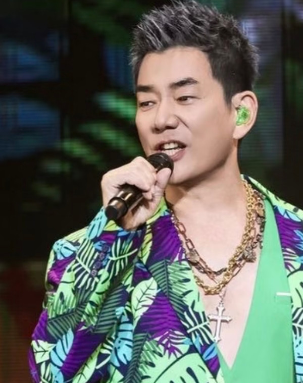 任贤齐《心太软》卖了2600万盒任贤齐靠这首歌到底赚了多少钱？？核心区分：实体磁带专辑直接版权收益和