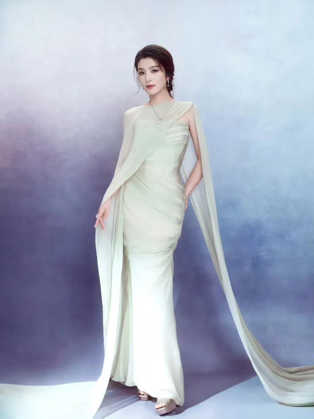 一袭薄荷绿轻纱长裙，纱幔随风舒展。李云霄温柔雅致，宛如从画里走出来一般。