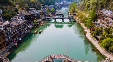 湖南交通职业技术学院，在长沙，是公办的专科院校，交通行业背景特别硬。这学校是交通