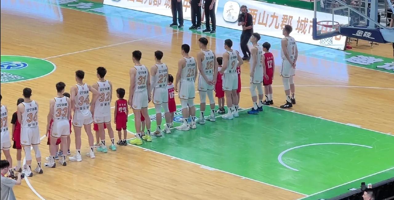 辽宁男篮四国邀请赛大发神威！以三队出战西班牙卡塞雷斯俱乐部，单节29-9，太豪横
