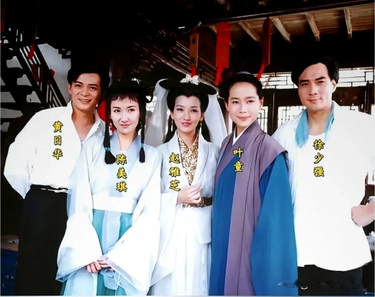 1992年，《新白娘子传奇》主创们留下了珍贵合影。这部剧自播出便凭借独特魅力风靡