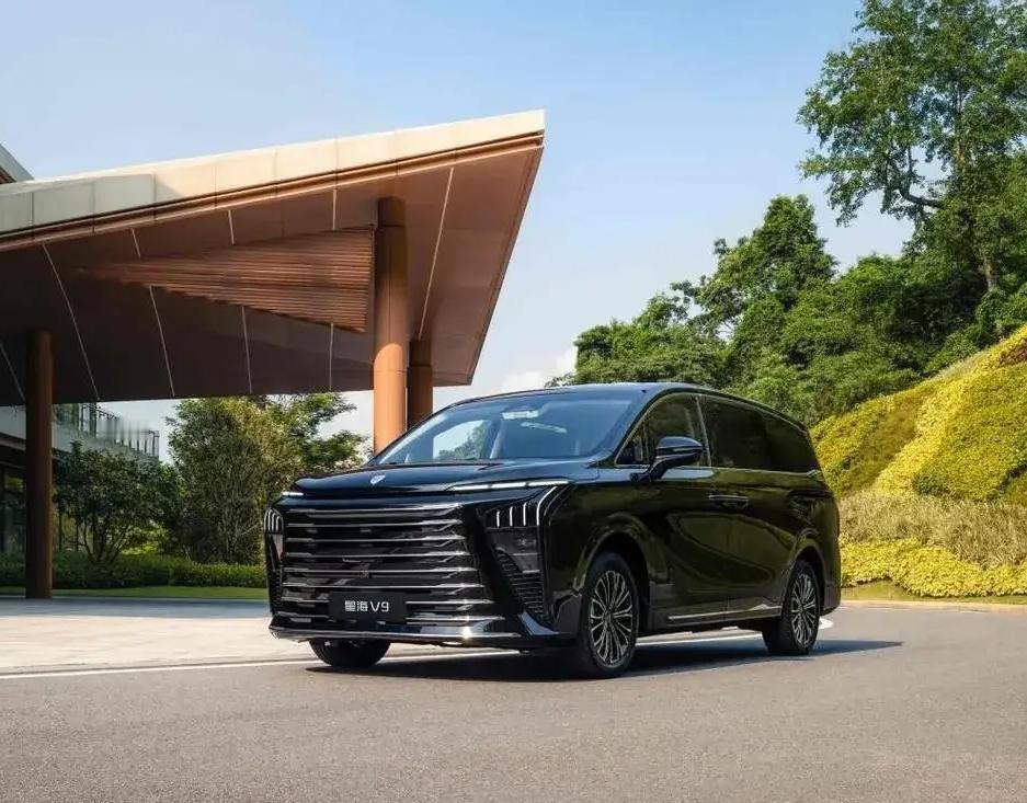 卖车的朋友推荐他看好的几款Mpv车型！不知道你有没有中意的！第一款：别克GlL