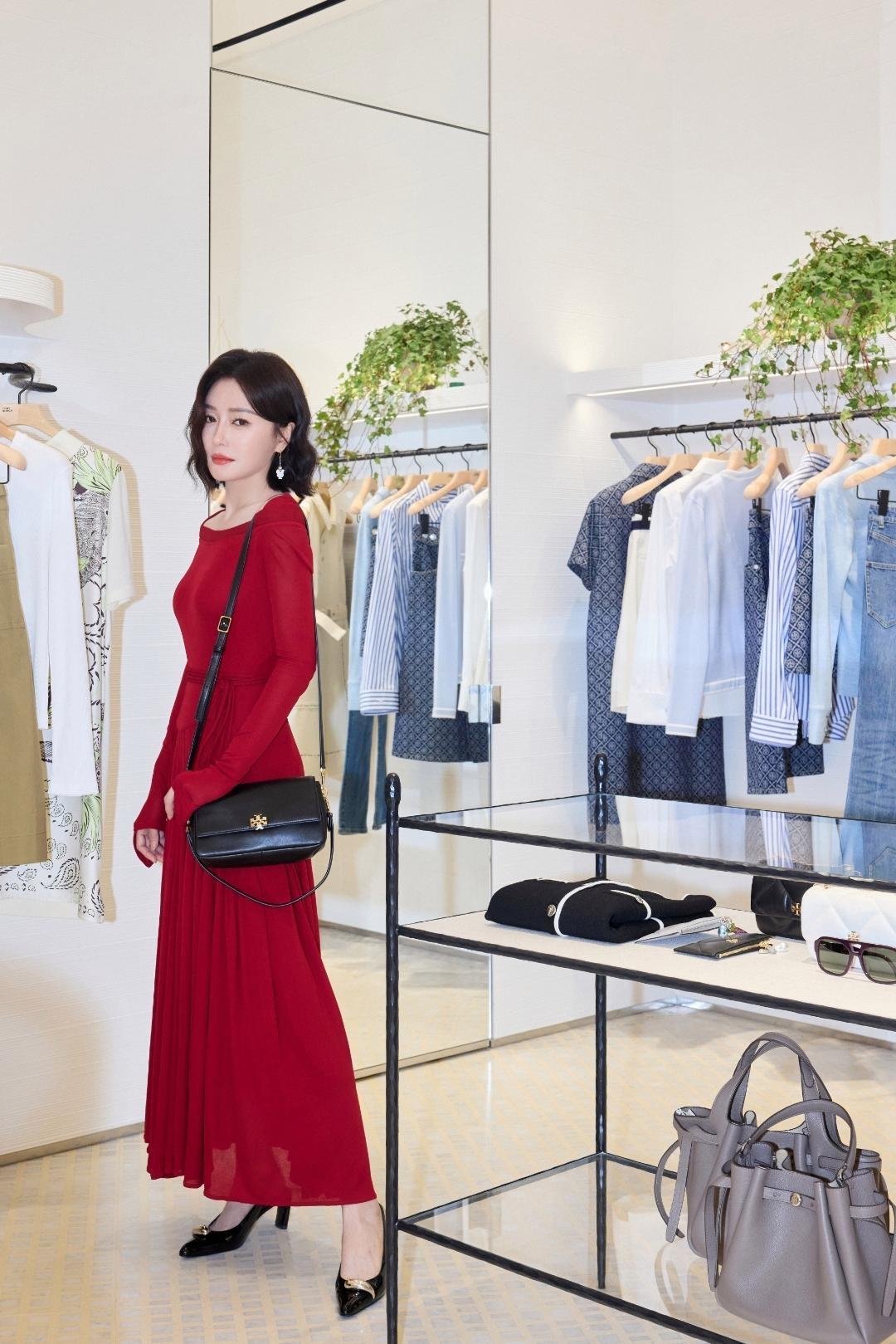 秦岚红裙造型太惊艳，明艳大气氛围感拉满✨一袭正红色露肩长裙勾勒出曼妙曲线，微