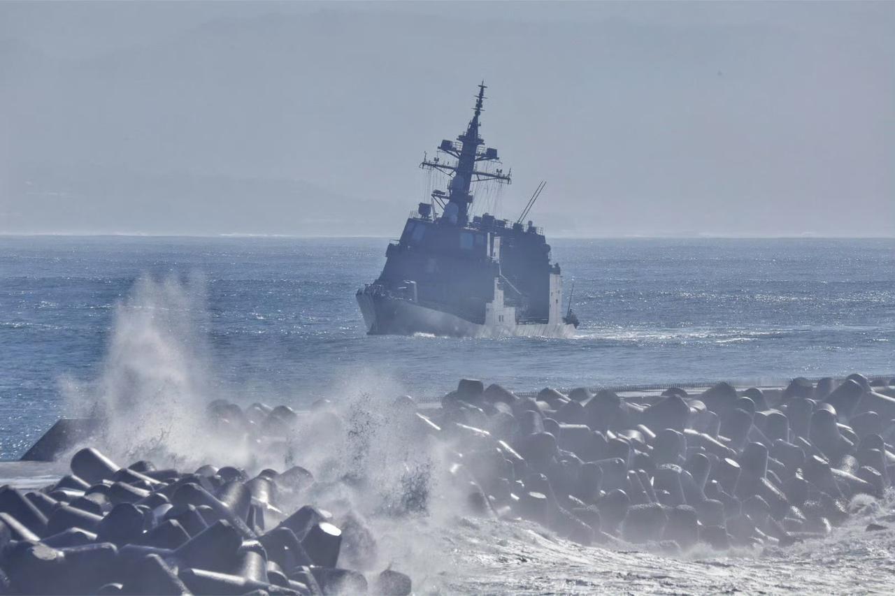 进港中的日本海上自卫队的"秋月号"驱逐舰(DD-115)抗击风浪不太行，这画面看