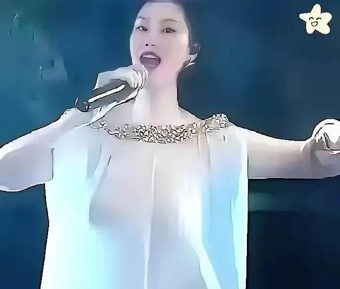 金属裙被骂三天，她一句话让热搜转向那条银光刺眼的裙子一出现，评论区就炸了锅