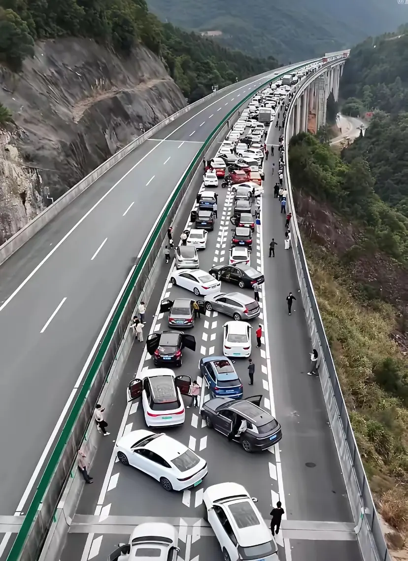 高速上为什么要这样停车？