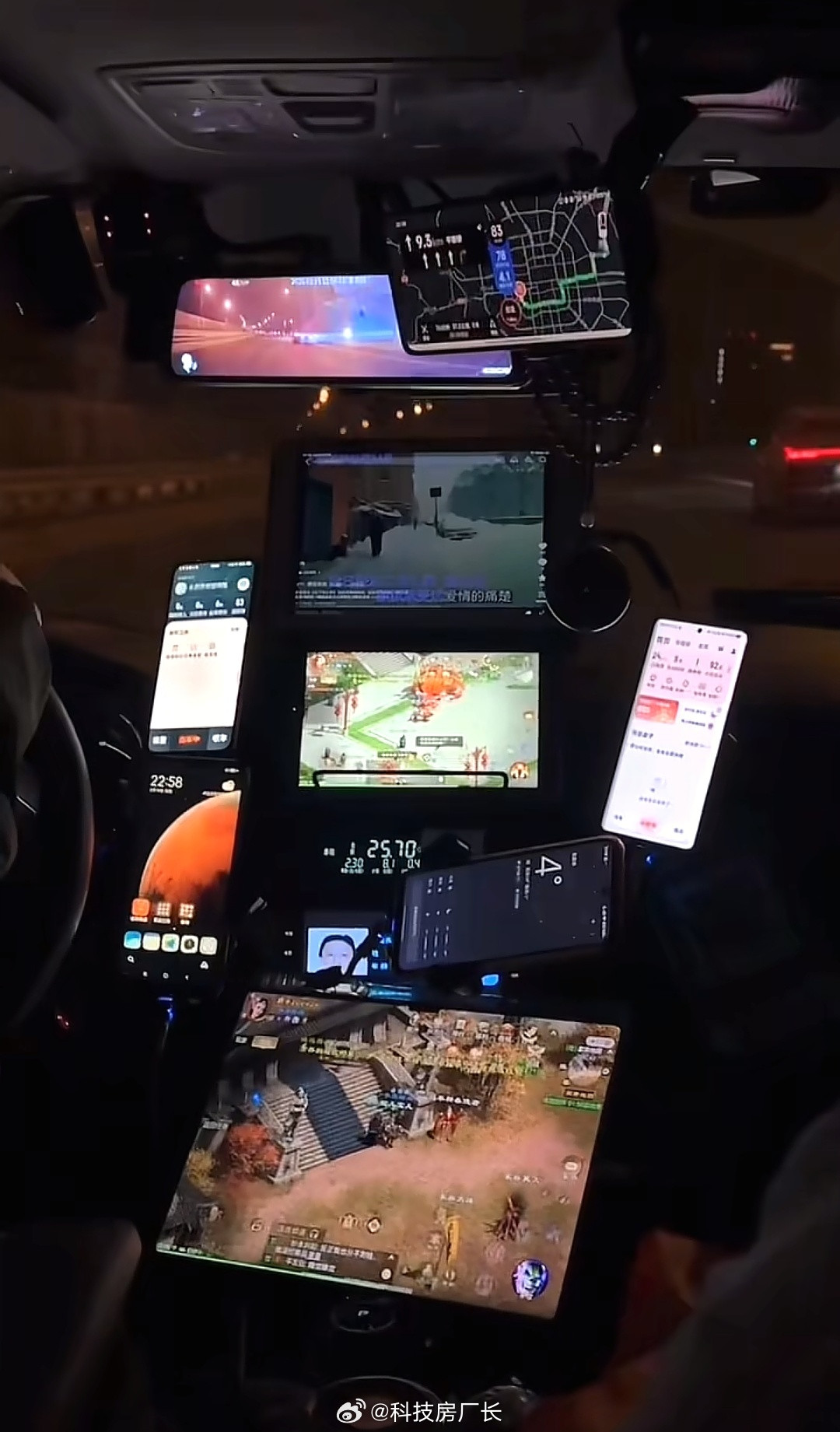 哥们这车比开飞机复杂，一边跑滴滴一边炒股，还有两个游戏搬砖…