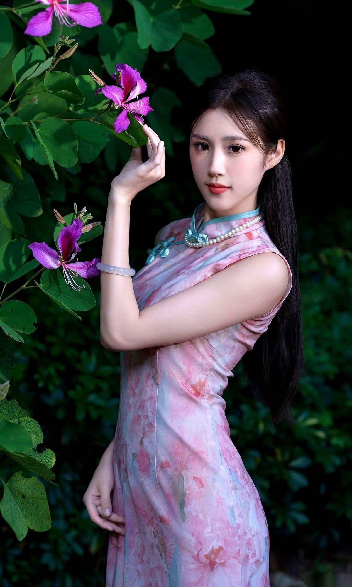 刷到这种江南旗袍照片，我告诉你一个秘密。别信。一张都别信。照片里那个姑娘，