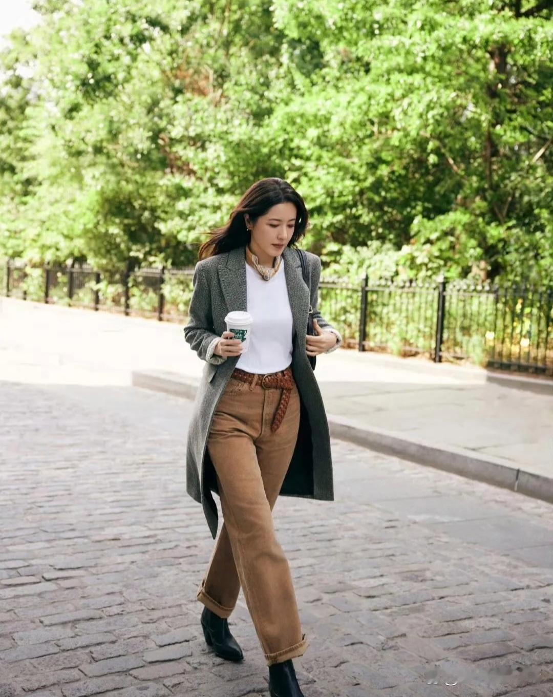 曾黎这套街拍好有味道！人字纹大衣裹着满溢的复古质感，腰间丝巾悄悄添了优雅细节，搭