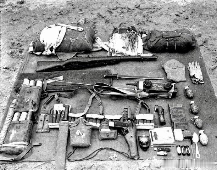 1945年1月，一位的美军士兵的背包行李