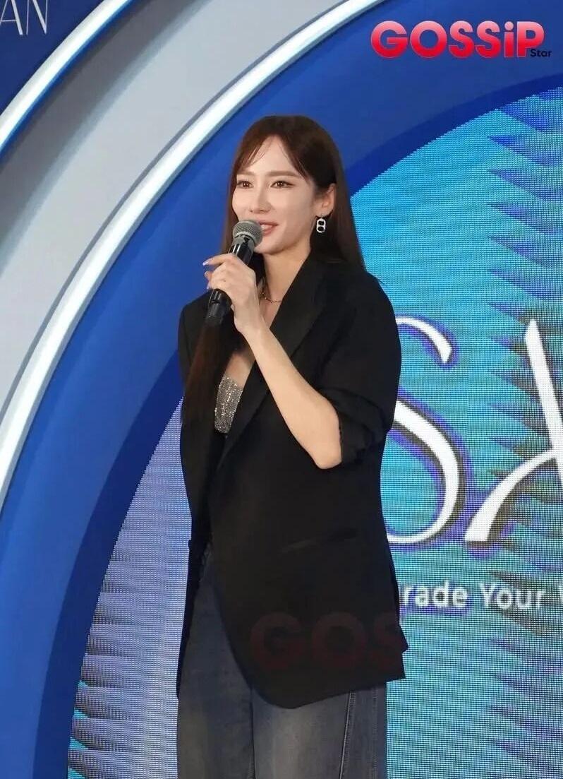 日历上找不到她？她正在曼谷市中心指挥200家商户打仗。粉丝争论她消失，其实她