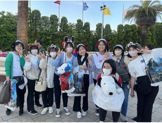 很多人不知道美国人在日本有多猖狂，7月29日，在日本京都进行集体旅行的13岁中国