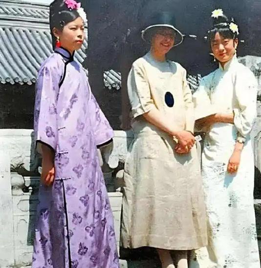 伺候慈禧出恭，看上去应该是个挺低贱的活计，但是实际上是个肥差。因为慈禧用的都是最