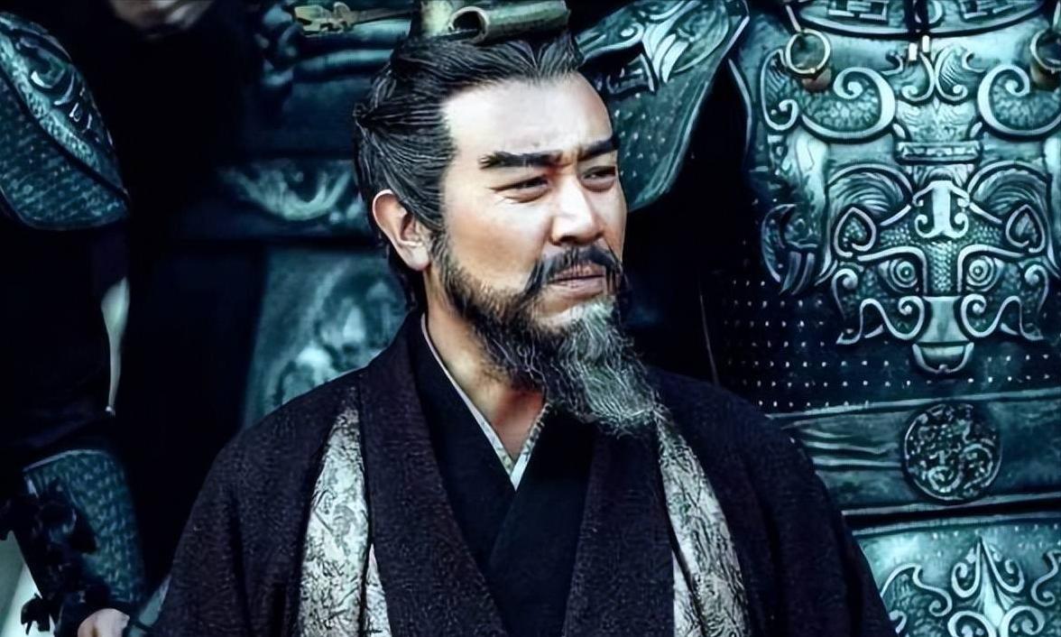曹操西征归来，亲自设宴，迎接一个旧日对手——张鲁。满朝文武都看呆了。他不仅给张鲁