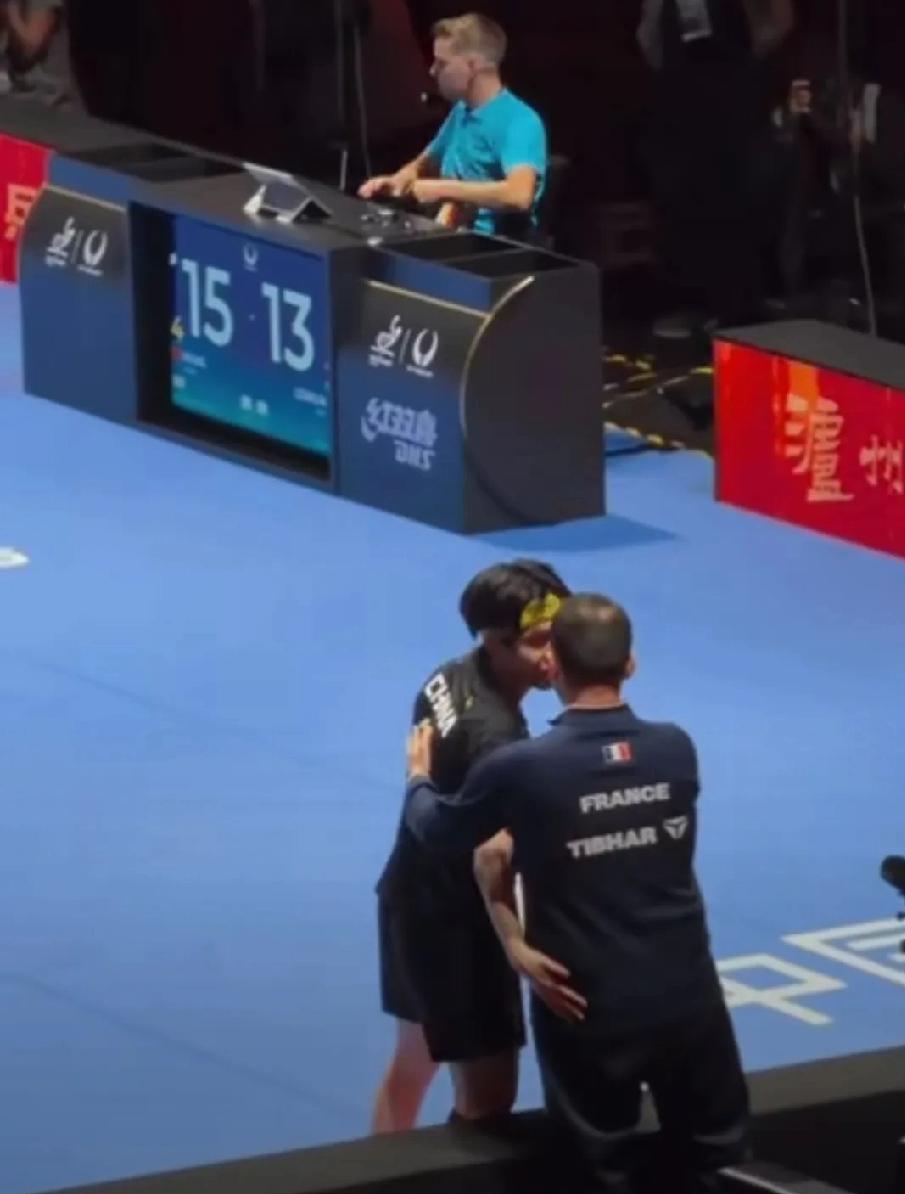 只有强者才能受到尊重！大头赢下小布，对方教练握住大头的手不愿松开，一直在跟大头说