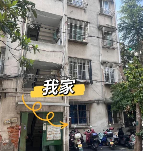 我同事老刘，当初买房图便宜，买了远郊“湖景房”，美其名曰“环境好”。结果住了两年