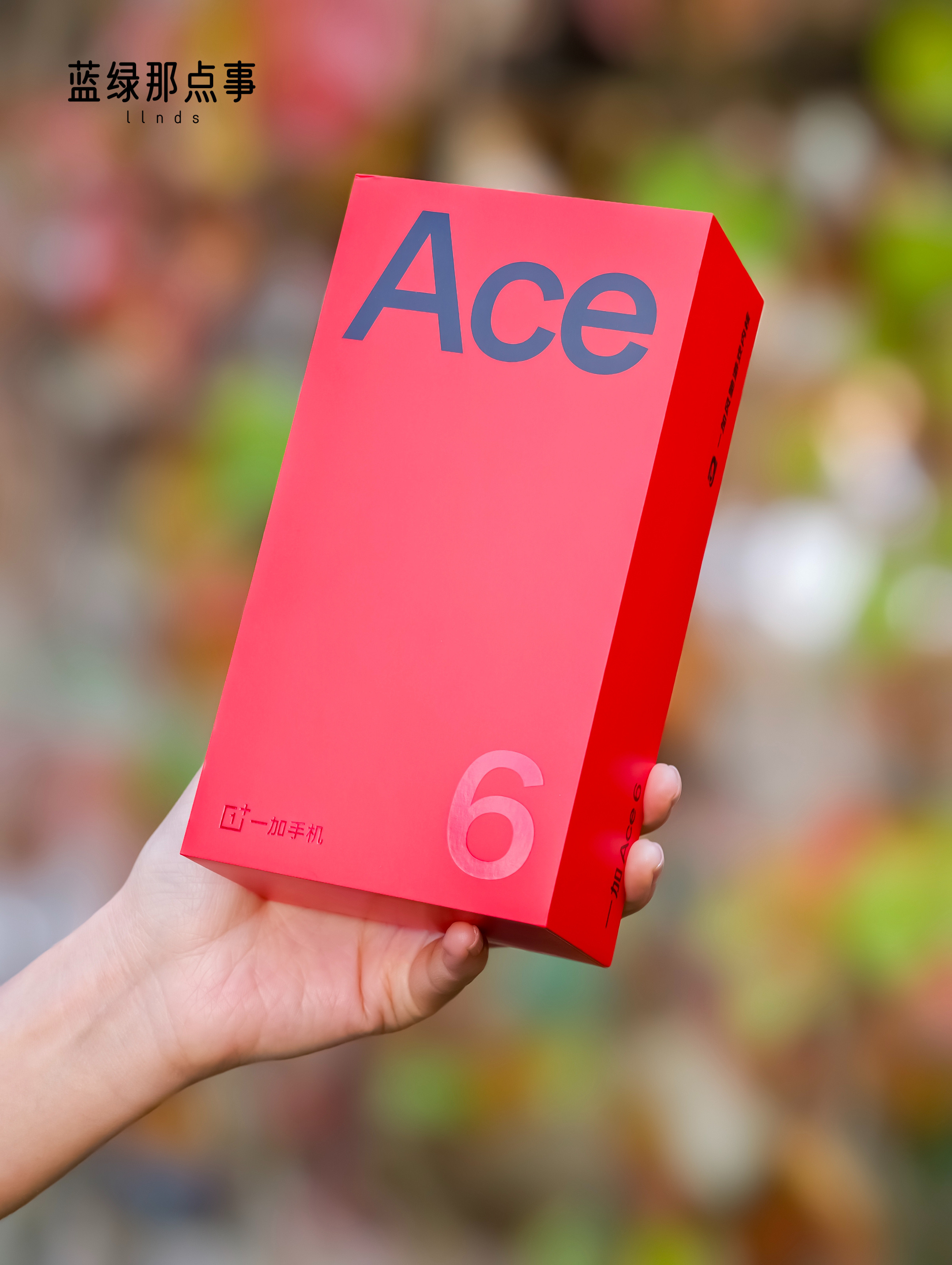 一加Ace6竞黑它才是165Hz阵营中的一匹黑马!深邃黑里透点蓝,高雾度工艺
