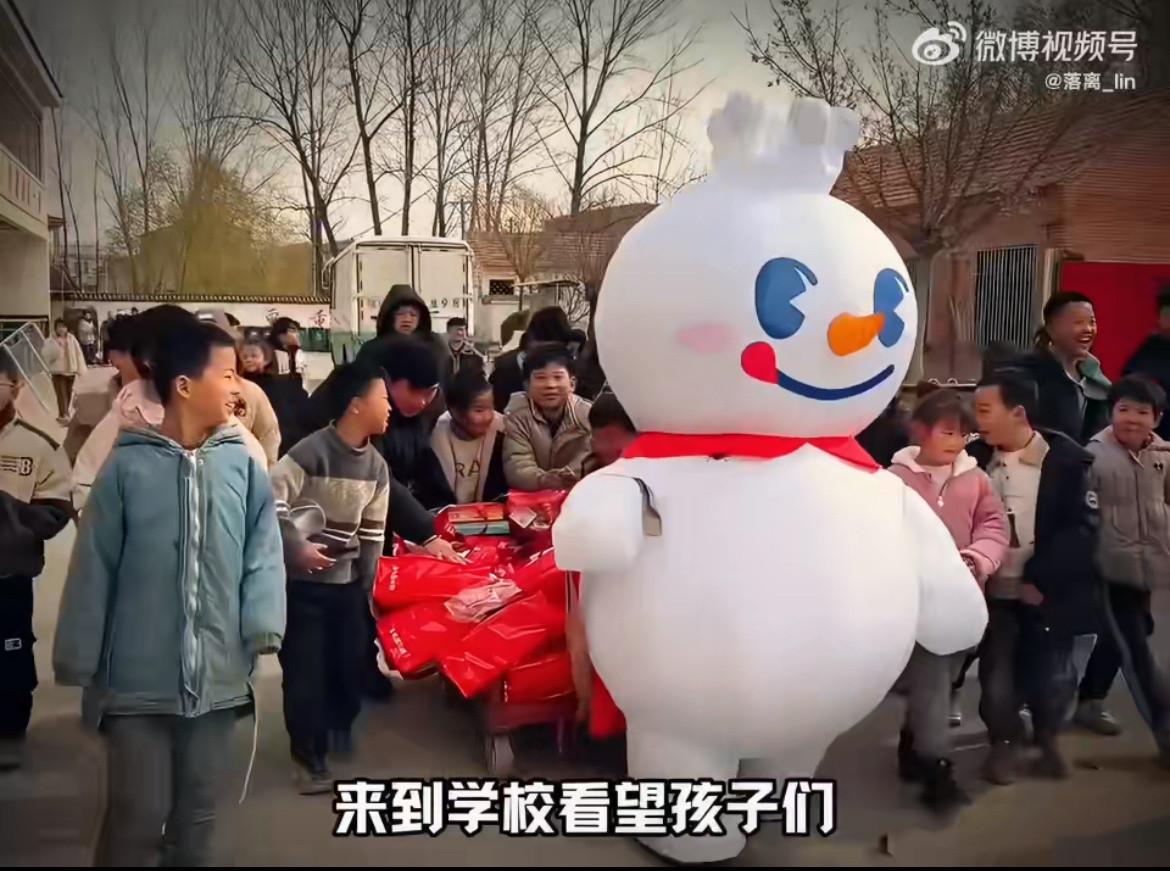 蜜雪冰城留守儿童雪王，俺们中国小孩子的圣诞老人
