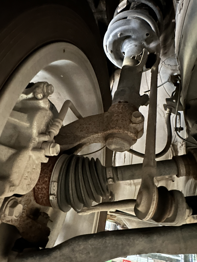 CRV生锈问题23款CRV开的不到一年生锈正常吗没有去过海边开的还没一万