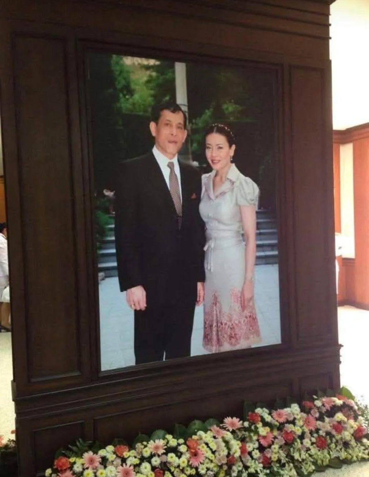 西拉米美丽却实在愚蠢，被娘家拖入深渊西拉米生了提帮功，以为母凭子贵稳坐王后，结