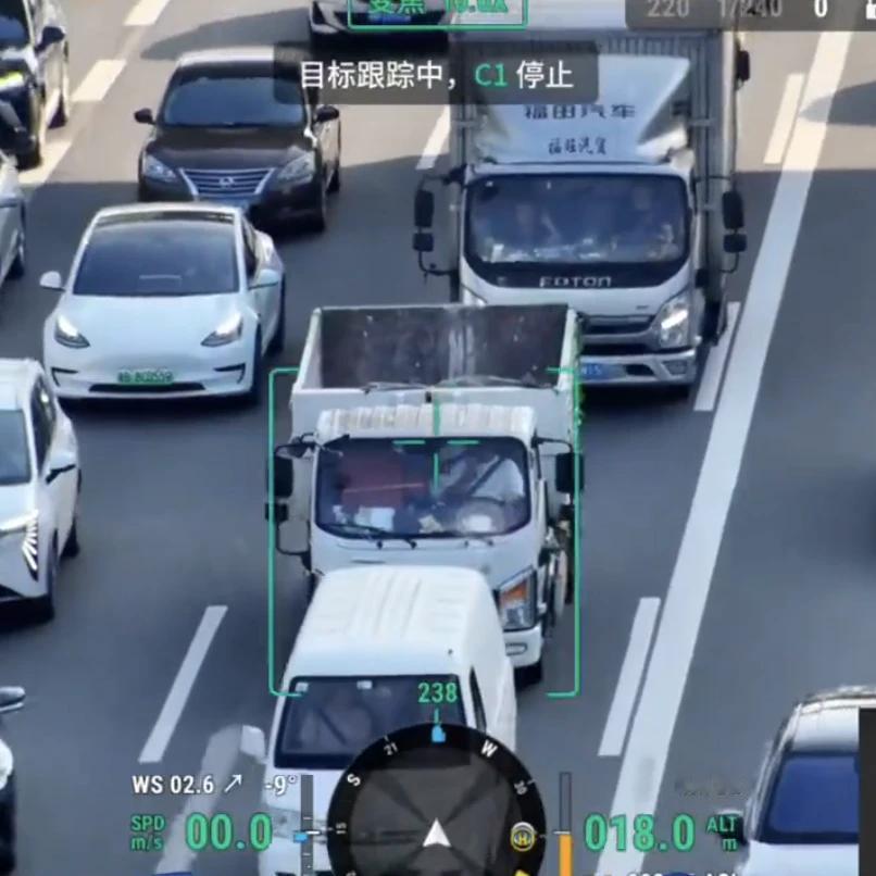 深圳交警引入无人机抓拍开车玩手机5月17日，深圳交警发布一则微博视频，表
