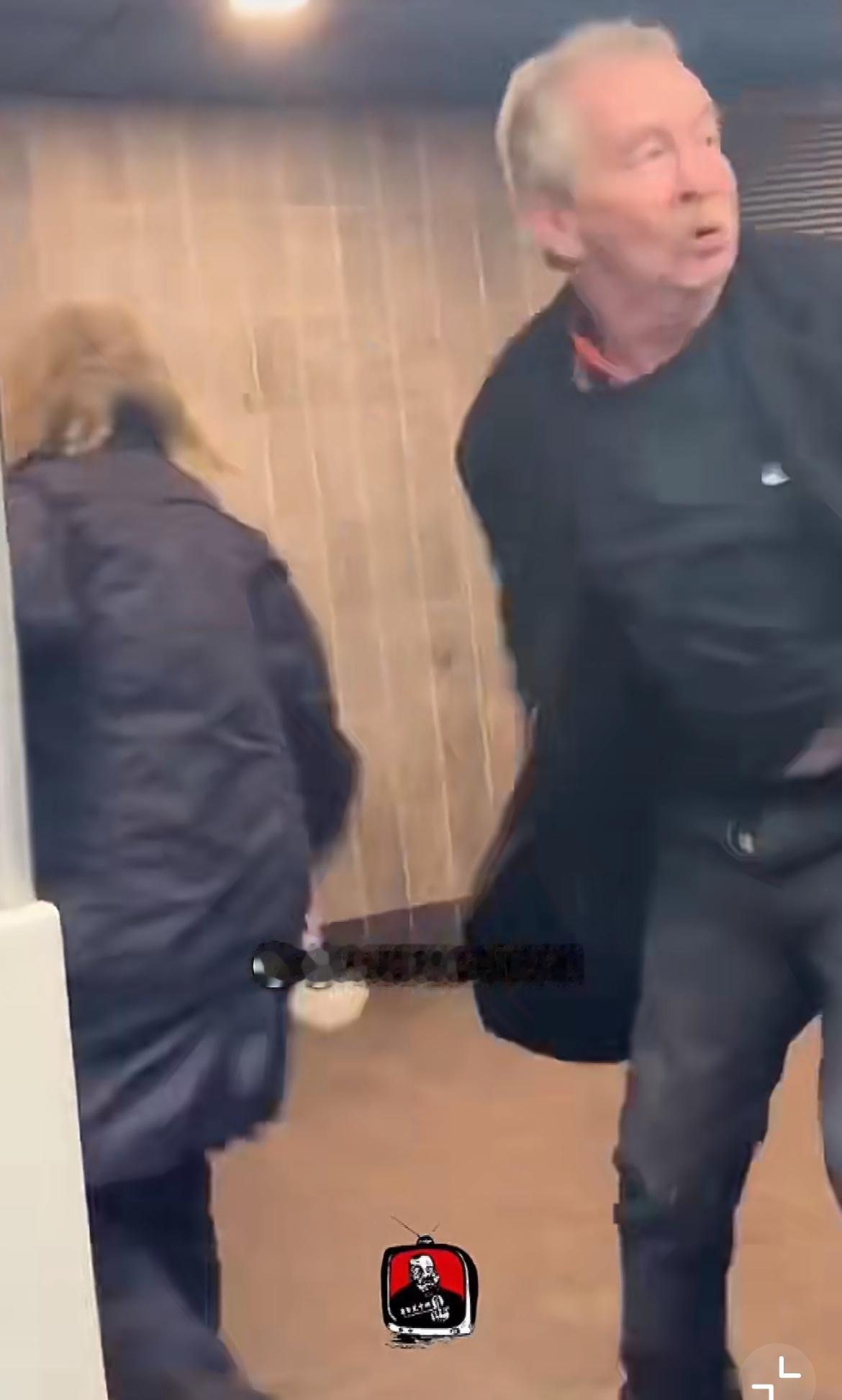 巴黎地铁，一移民把两名白人老人暴力推出地铁，并喊道“不想看到白人”老人被他用力甩