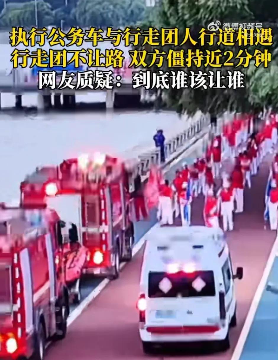 对暴走团不能惯，越惯越浑蛋。7月17日，辽宁朝阳一个老年徒步团列队准备出发时，阻