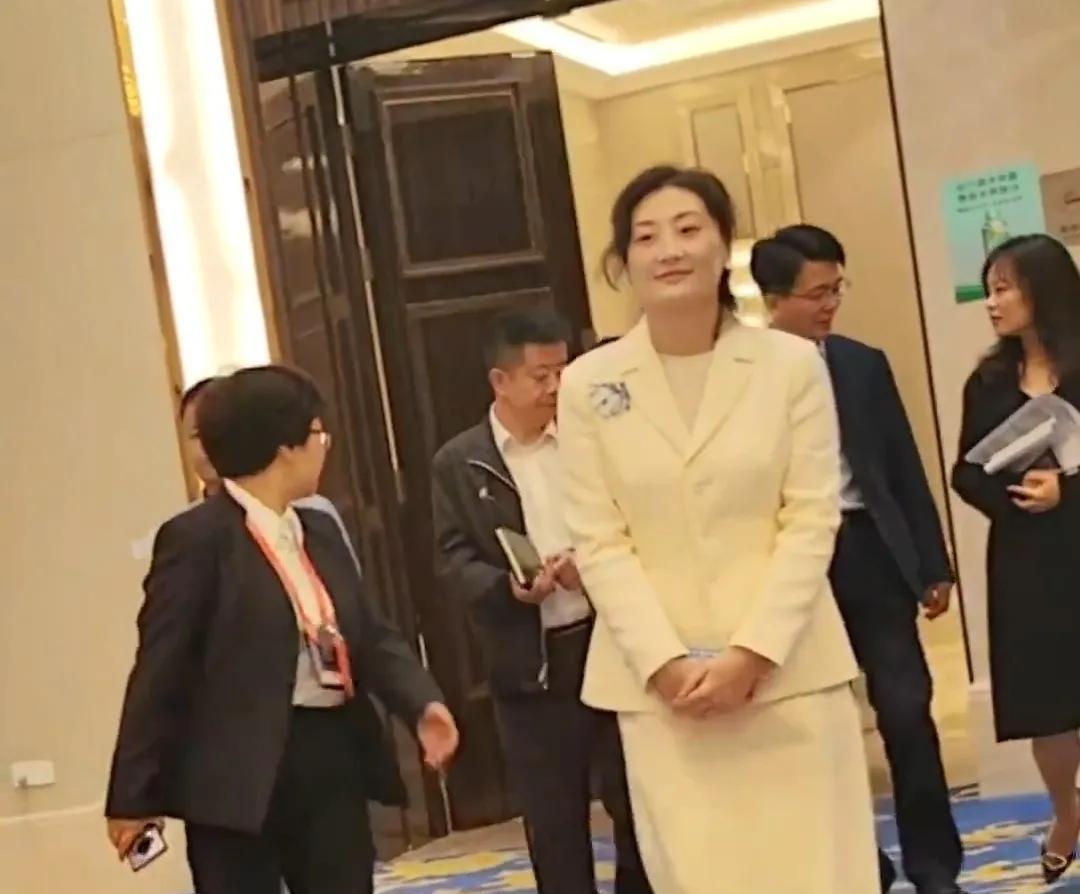 宗馥莉的心思与城府确实不浅，二十年的蛰伏与筹谋，早已知晓父亲有私生子女，却不吵不