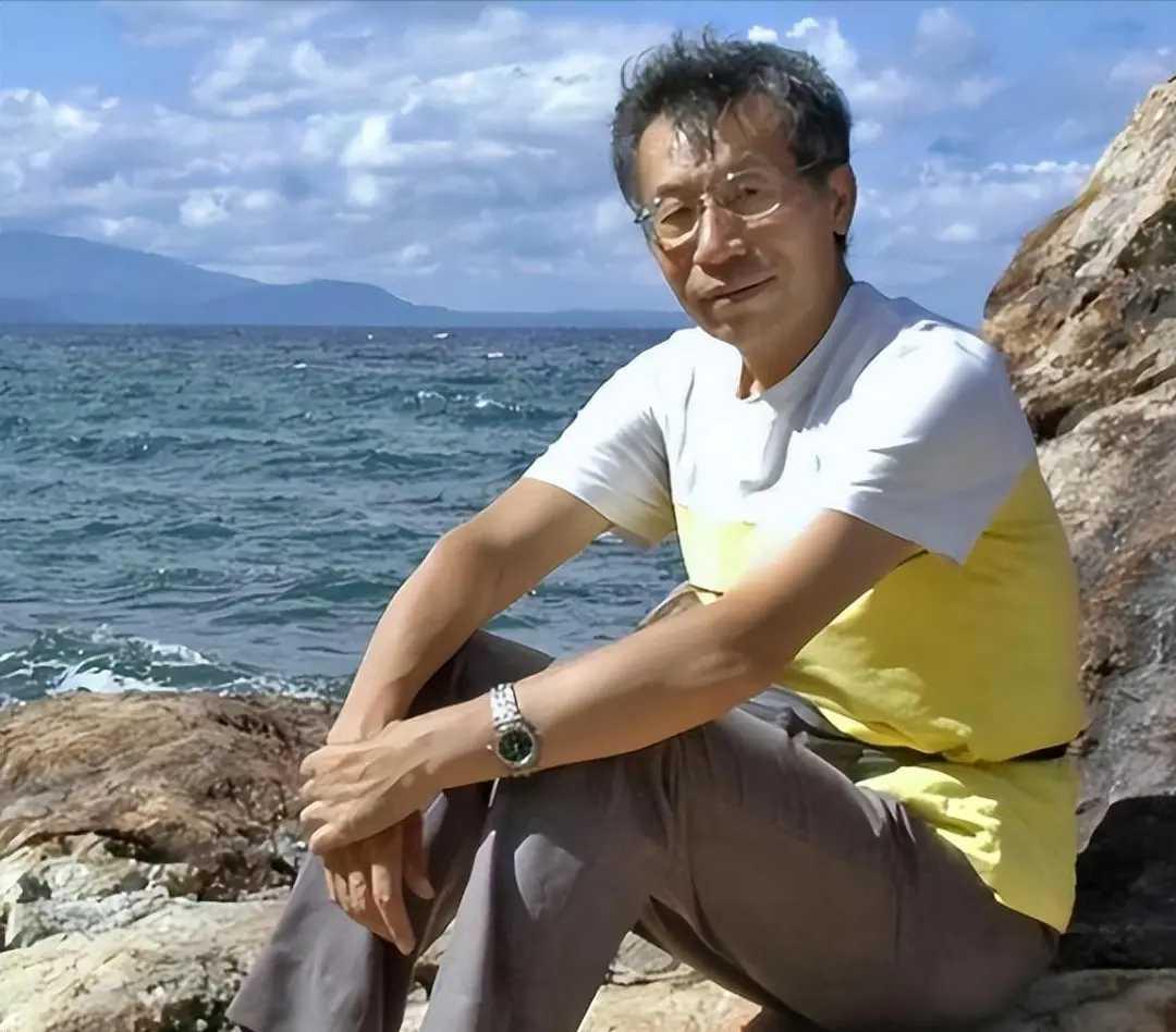 袁克勤真是“中国之耻”。他本出生在吉林长春，父母都是老师，起点不低。1977年考