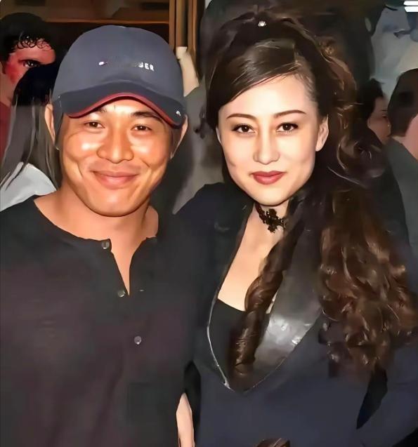 1996年，李连杰慌忙地冲进向华强的办公室，对他说：“强哥，借我1200w，我现