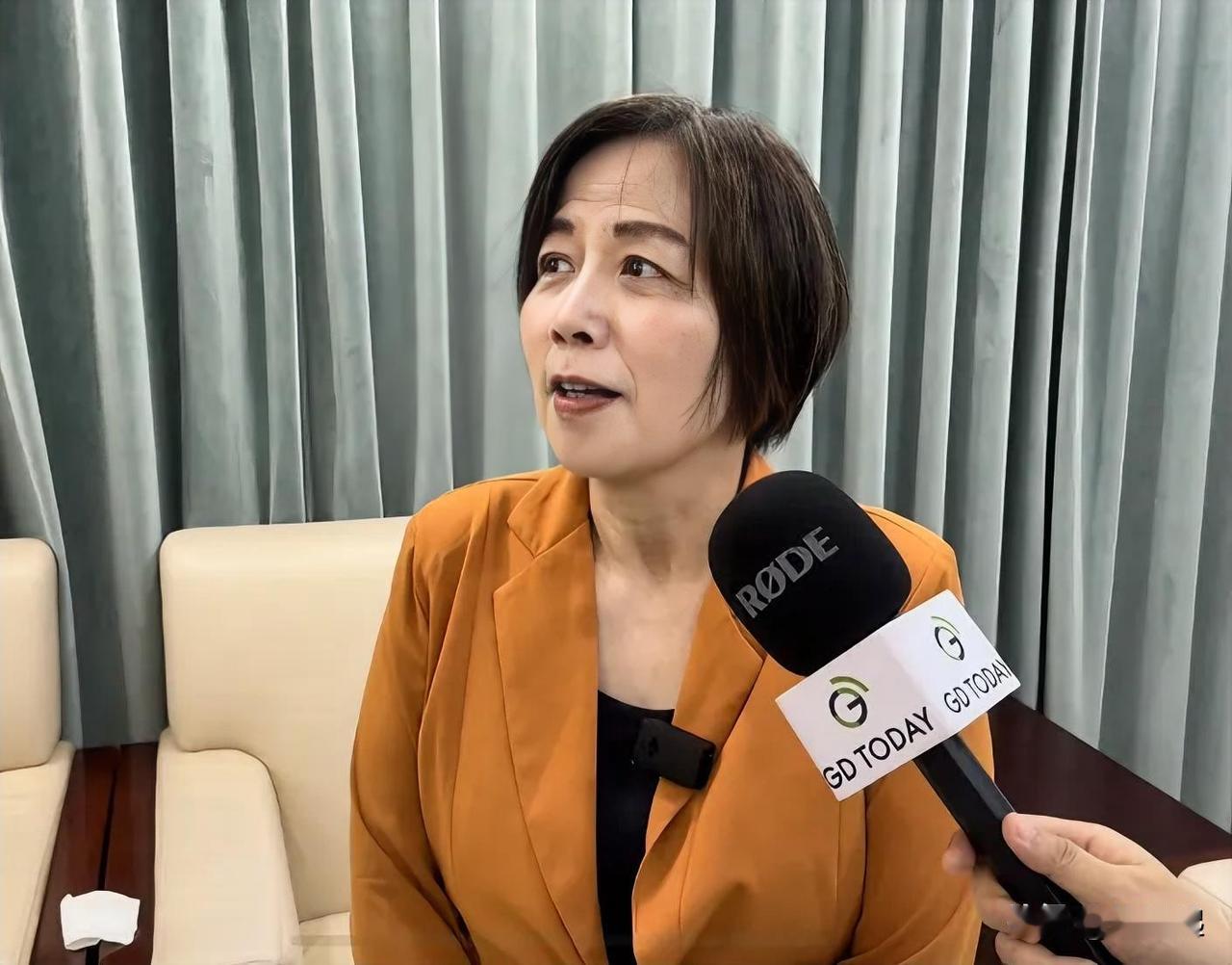台湾媒体人黄智贤9月1日在节目中说：“肌肉网红（馆长）现在找到一个借口，说‘