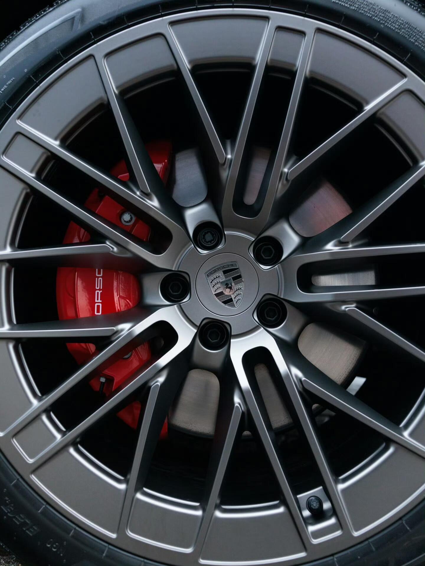 一组纯电保时捷卡宴的实拍图保时捷卡宴新车