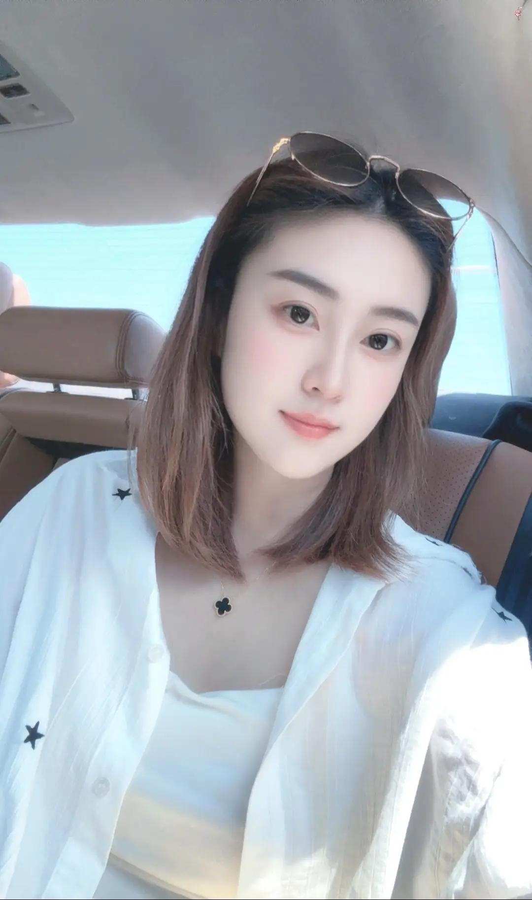 阳光明媚的一天，车内自拍，清新自然女生怎么穿搭会看上去很优雅如何看待杨梅被泡药
