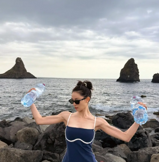 钟楚曦海边健身手臂肌肉尽显力量美