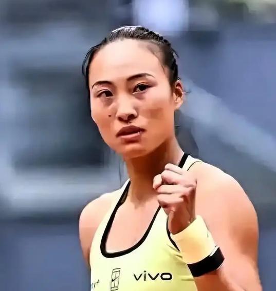 郑钦文的团队估计也意识到了，她有一个严重的问题，不少人认为，无论参加哪项赛事，她