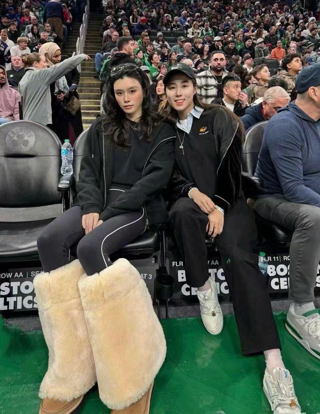 奚梦瑶也太爱穿夸张大毛靴了，一般人真驾驭不了。