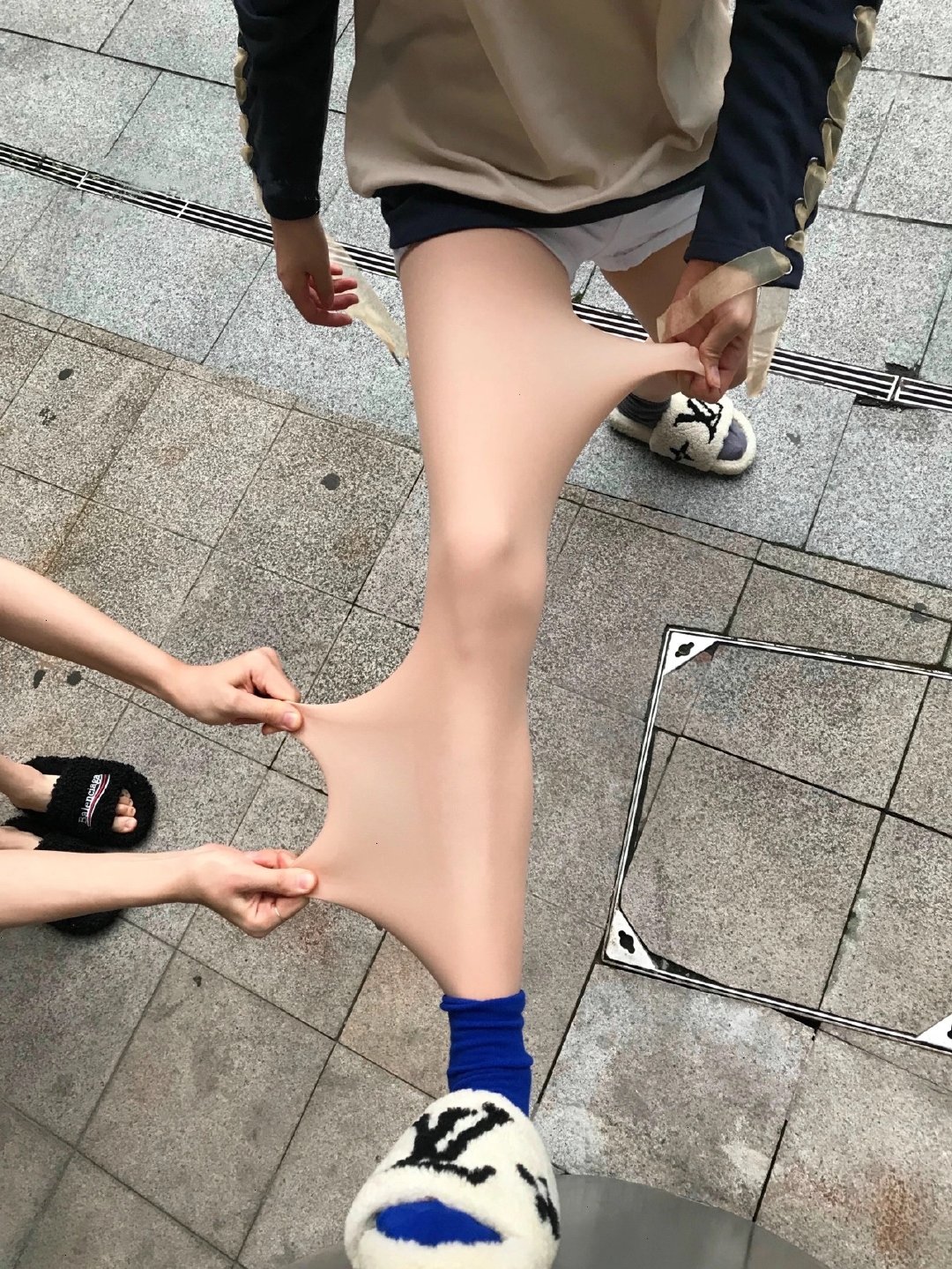 男的是不是都不知道有光腿神器这个存在啊早上男同事问我穿裙子不冷吗我…当然不冷[裂
