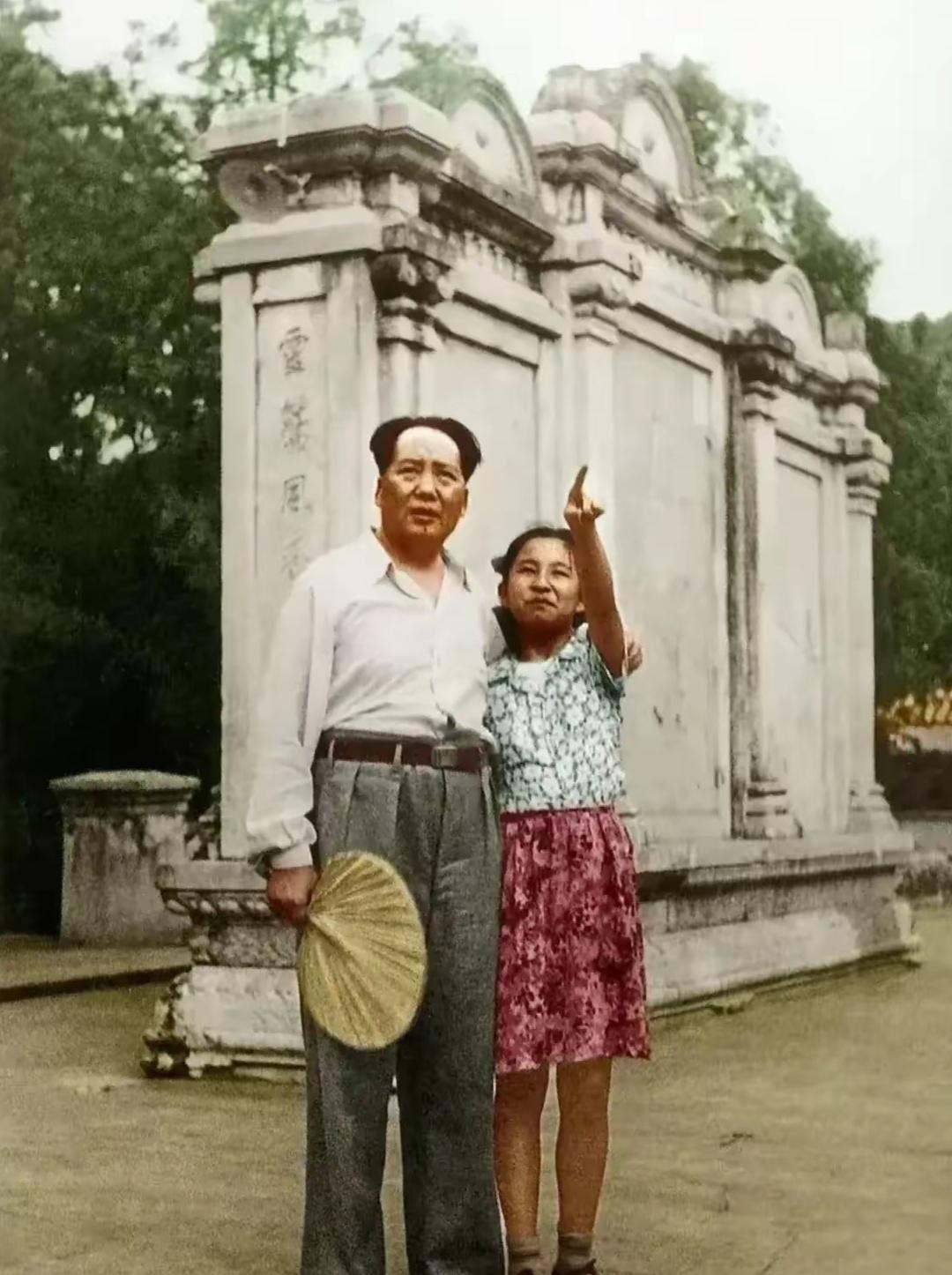 毛主席放下手里的蒲扇，看向李讷手指的远方，父女温馨画面。1949年8月的北